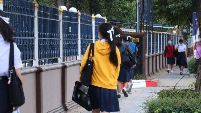 เปิดเทอมวันที่สองไม่พบนักเรียน ส.ร.น.แต่งชุดไปรเวท