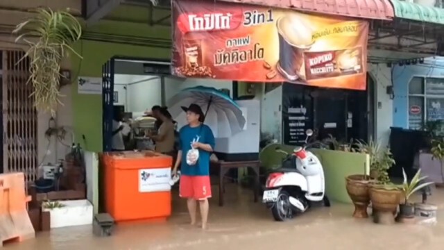 ชาวบ้านทุ่งสงแห่ตุนอาหาร หลังน้ำป่าทะลัก