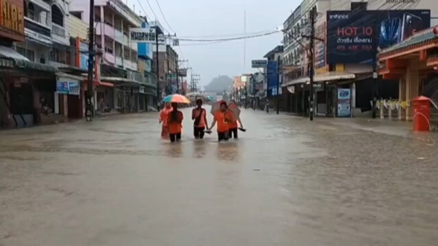 ชาวบ้านทุ่งสงแห่ตุนอาหาร หลังน้ำป่าทะลัก