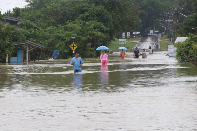 ชาวบ้านริมทะเลสาบ อพยพกางเต็นท์นอนบนถนน