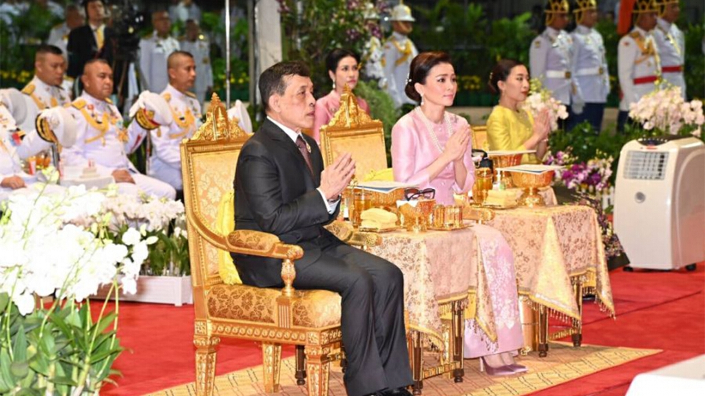 "ในหลวง-พระราชินี" เสด็จฯ พิธีสวดเจริญมหามงคลรวม 5 ศาสนา รำลึกพระมหากรุณาธิคุณร.9