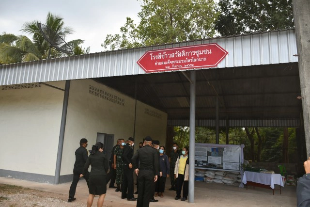 ทหารนำรถเกี่ยวข้าวช่วยชาวนา-สีข้าวฟรี