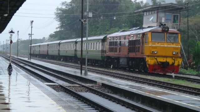 รถไฟสายใต้หยุดวิ่งทุกขบวน เหตุดินสไลด์ทับราง