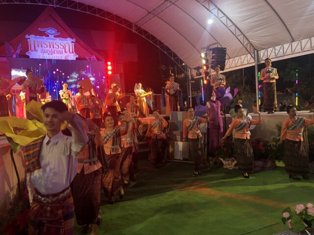 เปิดงานแพรพรรณลุ่มภูสุดอลังการ