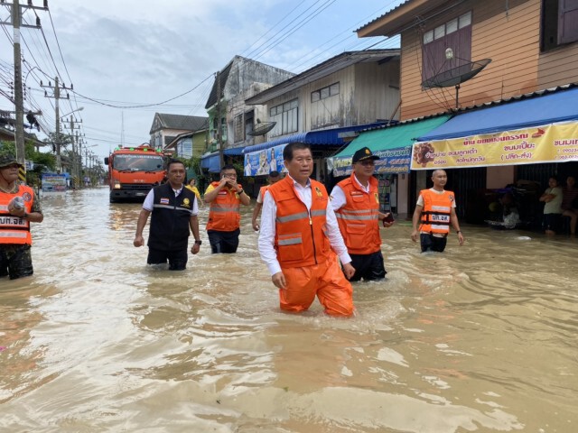 มท.2 ลุยช่วยผู้ประสบอุทกภัยนครศรีฯ