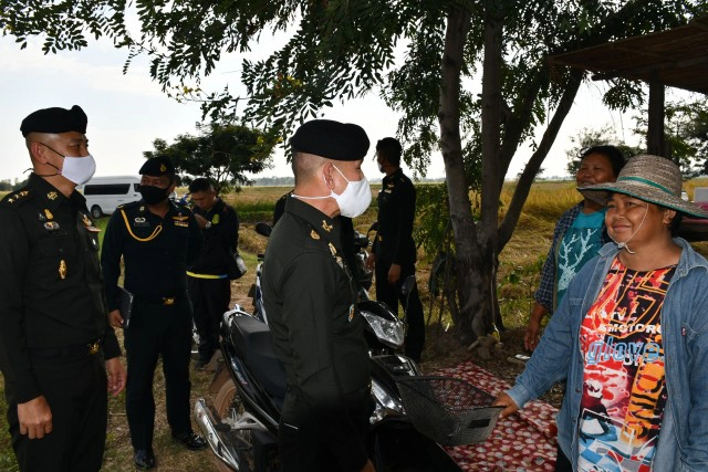 ทหารนำรถเกี่ยวข้าวช่วยชาวนา-สีข้าวฟรี