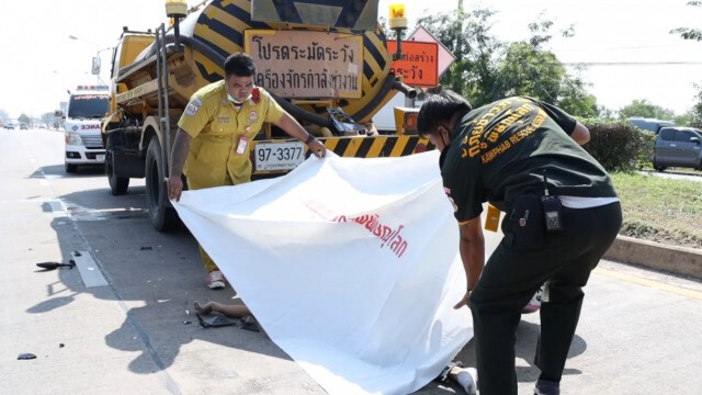 หนุ่มซิ่งจจย.พุ่งชนรถบรรทุกน้ำดับ