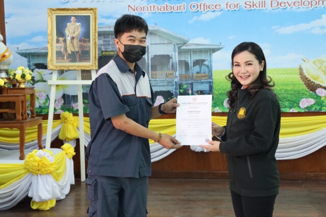 "นฤมล"เยือนเมืองนนท์ ยกช่างแอร์สู่ License