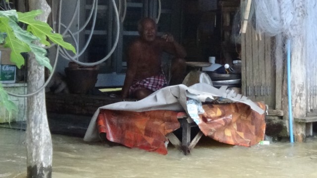 ชาวบ้านริมฝั่งแม่น้ำตรังเริ่มเดือดร้อนหนัก