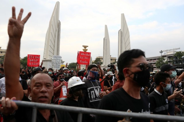 "ดั๊กเวิร์ธ" ส.ว.สหรัฐฯเชื้้อสายไทย จี้รัฐบาลไทยรับฟังเสียงปชช.