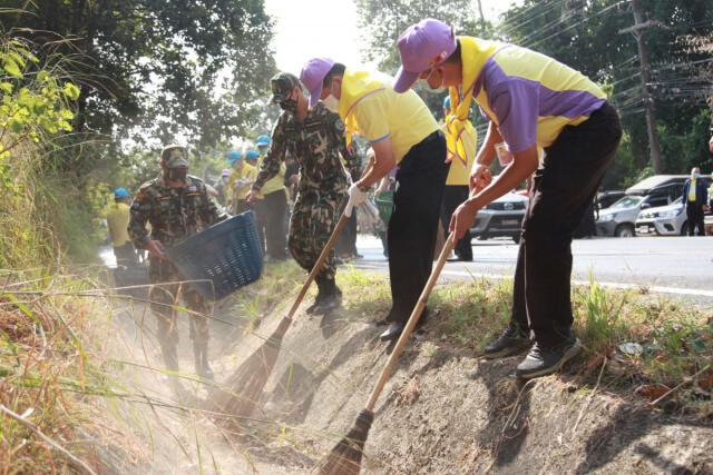 มท.2นำจิตอาสาทำความสะอาด-เฉลิมพระเกียรติ