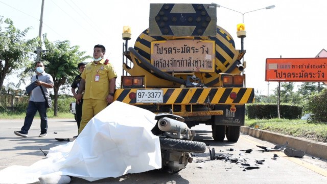 หนุ่มซิ่งจจย.พุ่งชนรถบรรทุกน้ำดับ