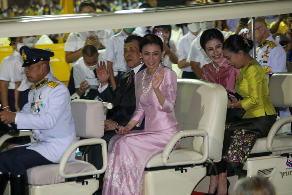 "ในหลวง"โปรดเกล้าฯนำเงินประชาชนทูลเกล้าฯถวาย พระราชทานช่วยน้ำท่วมใต้ "ในหลวง"โปรดเกล้าฯนำเงินประชาชนทูลเกล้าฯถวาย พระราชทานช่วยน้ำท่วมใต้