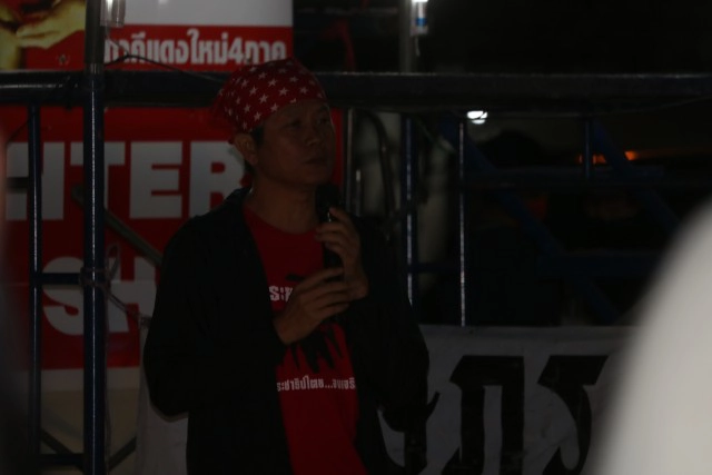 คณะราษฎรสวมชุดนักเรียนให้อนุสาวรีย์จอมพลสฤษดิ์