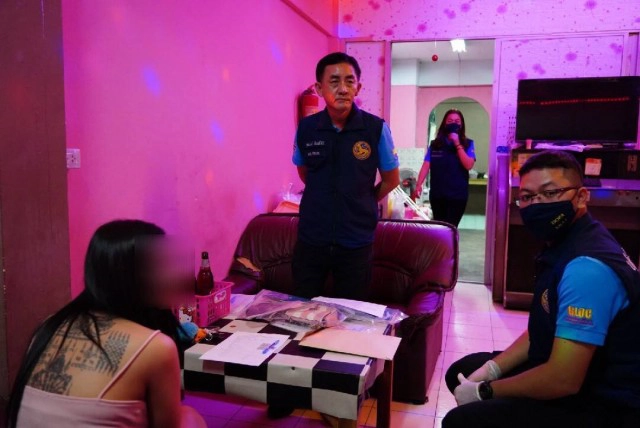 ค้ามนุษย์!! กรมการปกครองบุกรวบเจ้าของ'คาราโอเกะ' ค้ากามหญิงต่ำกว่า18ปี