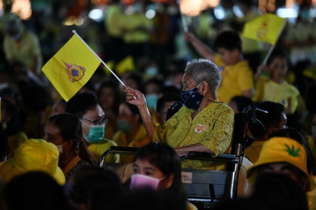 ภาพบรรยากาศประชาชนเฝ้าฯรับเสด็จ "ในหลวง-พระราชินี" เนื่องในวันพ่อแห่งชาติ ๕ ธันวาคม ๒๕๖๓