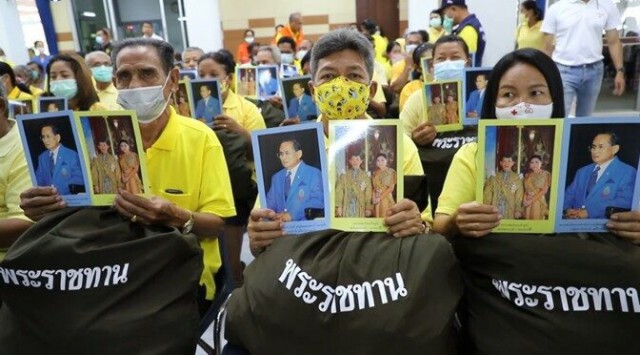 "ในหลวง"โปรดเกล้าฯนำเงินประชาชนทูลเกล้าฯถวาย พระราชทานช่วยน้ำท่วมใต้