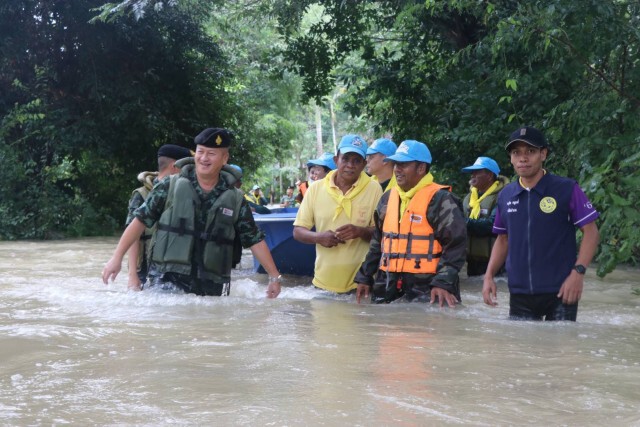 กองพลพัฒนาที่ 4 โดยกองพันทหารช่างที่ 402 เข้าช่วยเหลือผู้ประสบภัยน้ำท่วม