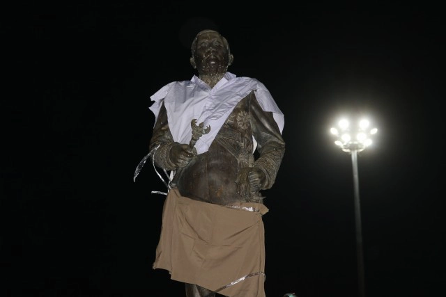 คณะราษฎรสวมชุดนักเรียนให้อนุสาวรีย์จอมพลสฤษดิ์