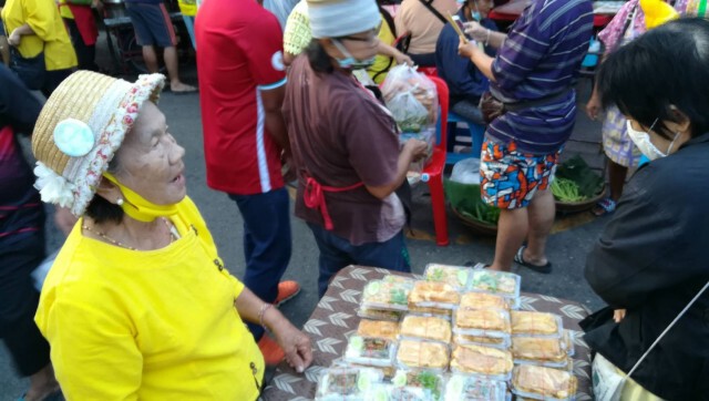 แจกฟรี!อาหาร-ขนม ถวายเป็นพระราชกุศลวันพ่อแห่งชาติ