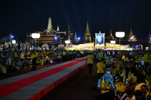 ภาพบรรยากาศประชาชนเฝ้าฯรับเสด็จ "ในหลวง-พระราชินี" เนื่องในวันพ่อแห่งชาติ ๕ ธันวาคม ๒๕๖๓