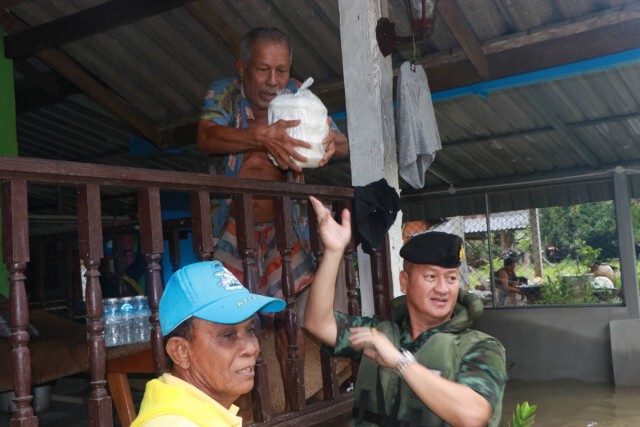 กองพลพัฒนาที่ 4 โดยกองพันทหารช่างที่ 402 เข้าช่วยเหลือผู้ประสบภัยน้ำท่วม