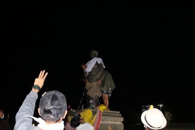 คณะราษฎรสวมชุดนักเรียนให้อนุสาวรีย์จอมพลสฤษดิ์