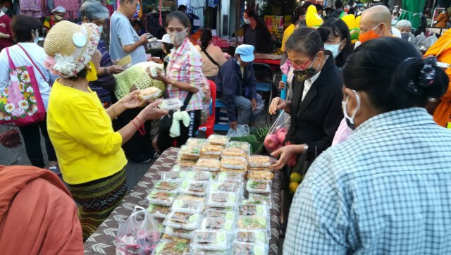 แจกฟรี!อาหาร-ขนม ถวายเป็นพระราชกุศลวันพ่อแห่งชาติ