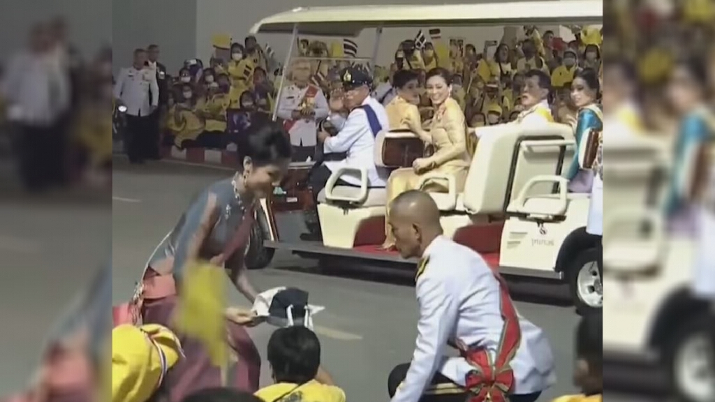 แห่แชร์ภาพวินาทีประทับใจ "เจ้าคุณพระสินีนาฏ" รับของจากปชช.ทูลเกล้าฯถวาย "พระราชินี"