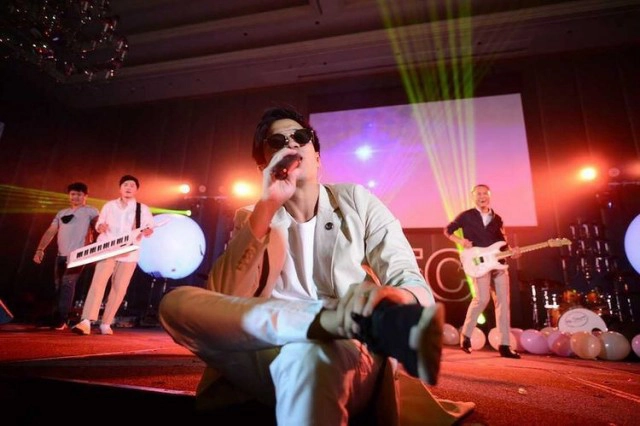 พลาดท่า! "ที เจ็ตเซ็ตเตอร์" กระโดดร้องเพลง ขาพลิกกลางเวที