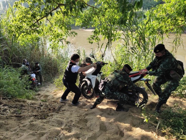 ลุ้นผลผู้สัมผัสหนุ่มติดโควิดกว่า10ราย