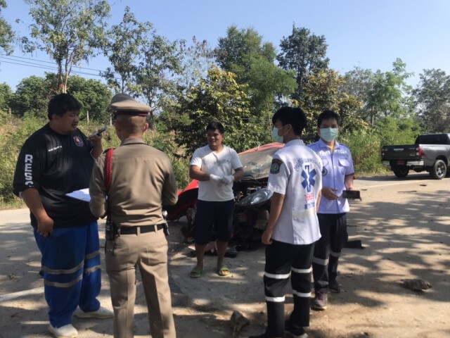 หนุ่มลำปางวูบ-ซิ่งเก๋งชนเสาต้นไม้รอดปาฏิหาริย์