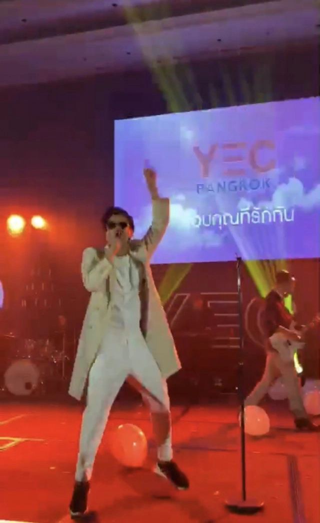 พลาดท่า! "ที เจ็ตเซ็ตเตอร์" กระโดดร้องเพลง ขาพลิกกลางเวที