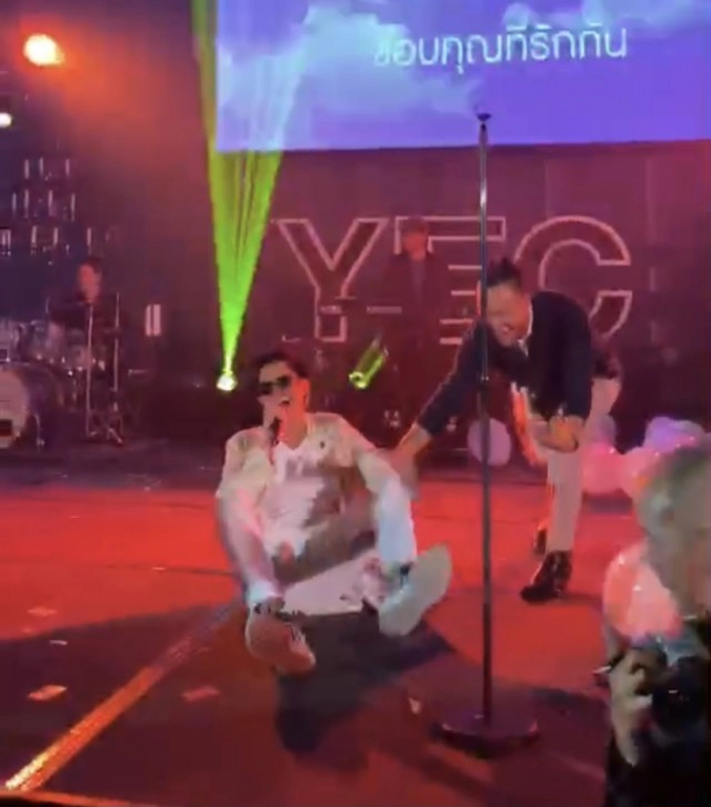 พลาดท่า! "ที เจ็ตเซ็ตเตอร์" กระโดดร้องเพลง ขาพลิกกลางเวที