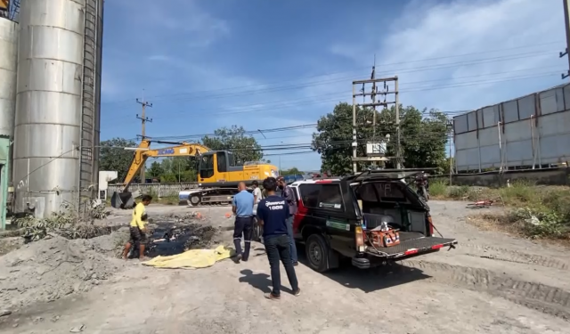อาสากู้ภัยเร่งช่วยมะลิหมาน้อยวัย 1 ปีจมบ่อยางมะตอย