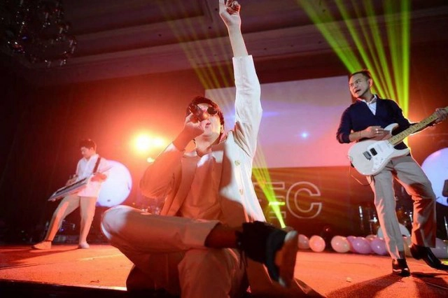 พลาดท่า! "ที เจ็ตเซ็ตเตอร์" กระโดดร้องเพลง ขาพลิกกลางเวที