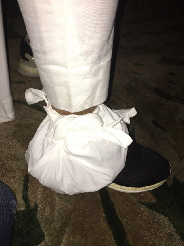 พลาดท่า! "ที เจ็ตเซ็ตเตอร์" กระโดดร้องเพลง ขาพลิกกลางเวที