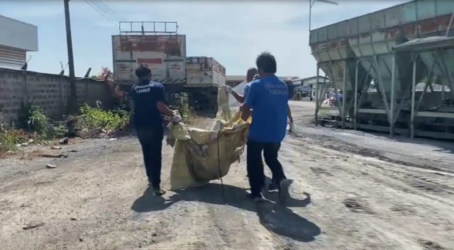 อาสากู้ภัยเร่งช่วยมะลิหมาน้อยวัย 1 ปีจมบ่อยางมะตอย