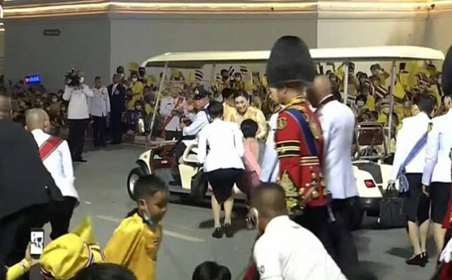 แห่แชร์ภาพวินาทีประทับใจ "เจ้าคุณพระสินีนาฏ" รับของจากปชช.ทูลเกล้าฯถวาย "พระราชินี"