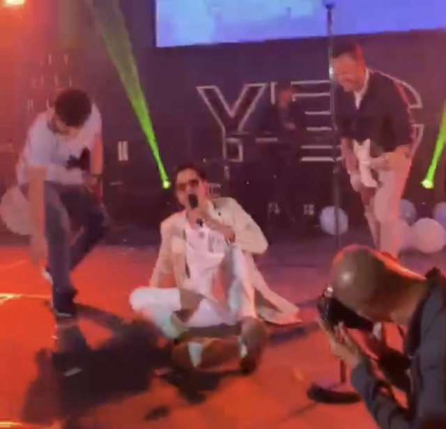 พลาดท่า! "ที เจ็ตเซ็ตเตอร์" กระโดดร้องเพลง ขาพลิกกลางเวที