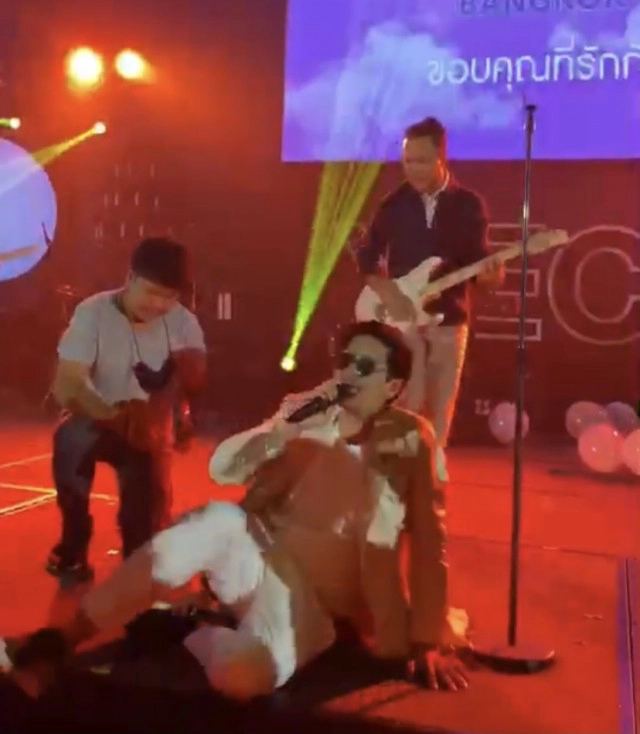 พลาดท่า! "ที เจ็ตเซ็ตเตอร์" กระโดดร้องเพลง ขาพลิกกลางเวที