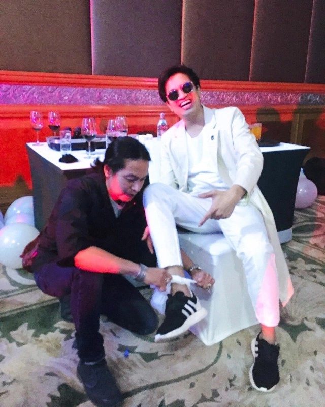 พลาดท่า! "ที เจ็ตเซ็ตเตอร์" กระโดดร้องเพลง ขาพลิกกลางเวที