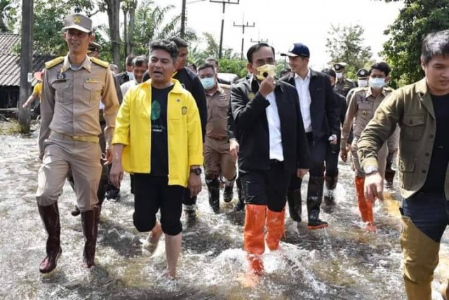 นายกฯ ลงใต้ เยี่ยมผู้ประสบภัย