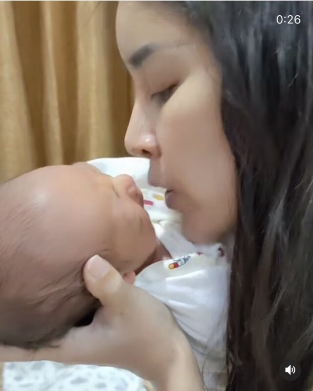 "ใหม่ สุคนธวา" ฟาดกลับชาวเน็ต แซะจูบลูกเสี่ยงโรค ลั่น รู้อะไรควรไม่ควร