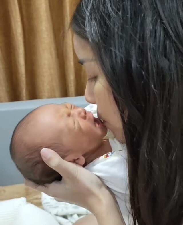 "ใหม่ สุคนธวา" ฟาดกลับชาวเน็ต แซะจูบลูกเสี่ยงโรค ลั่น รู้อะไรควรไม่ควร