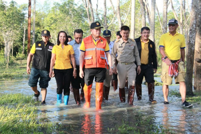 "นิพนธ์"ลงพื้นที่ตรังพร้อมอบเงินเยียวผู้รับผลกระทบน้ำท่วม-ดับ