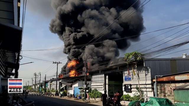 ระทึก!! ไฟไหม้รง.บรรจุทินเนอร์ ย่านเทพารักษ์ เสียหาย 5 ล้านบ.