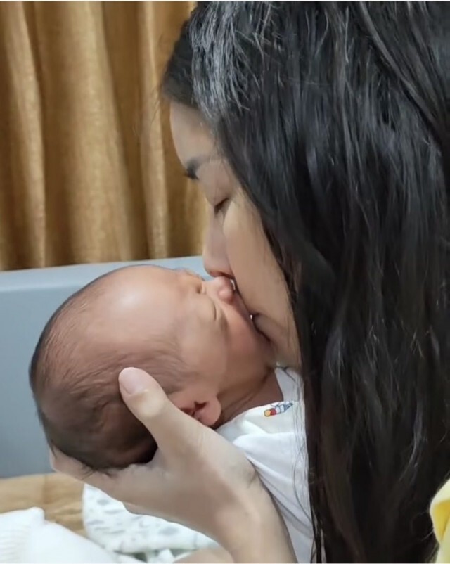 "ใหม่ สุคนธวา" ฟาดกลับชาวเน็ต แซะจูบลูกเสี่ยงโรค ลั่น รู้อะไรควรไม่ควร