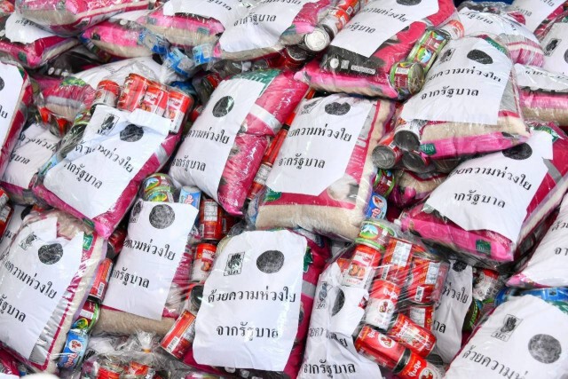 "ประยุทธ์" ลงเยี่ยมผู้ประสบอุทกภัยเมืองนครศรีฯ ย้ำทุกฝ่ายเฝ้าระวังตลอด 24 ชม.