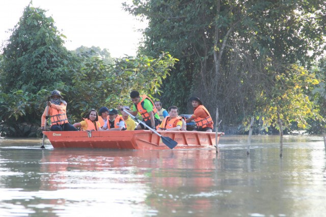 "นิพนธ์"ลงพื้นที่ตรังพร้อมอบเงินเยียวผู้รับผลกระทบน้ำท่วม-ดับ